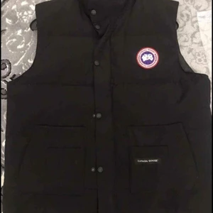 Canada goose väst.      Size M-L - En helt ny svart canada goose väst följer med påse och papper . Hör av er 