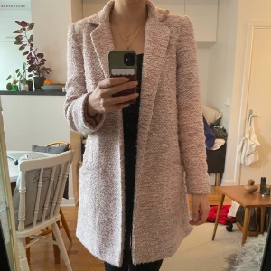 Kappa från asos - Kappa från asos. Hål i innerfodret i ryggen annars i bra skick 