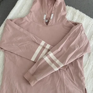 Rosa hoddie  - Rosa hoddie med vita stäck på armarna. Köpare står för frakt!