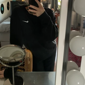 nike sweatshirt  - en nike sweatshirt i storlek S. har tyvärr inte kommit till användning då den inte riktigt är min stil. säljer för 90kr exklusive frakt! hör av dig om du är intresserad 