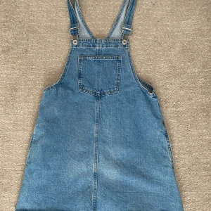 Jeansklänning - Denna klänning är köpt på Zara, jättefin på sommaren men har tyvärr vuxit ur den!