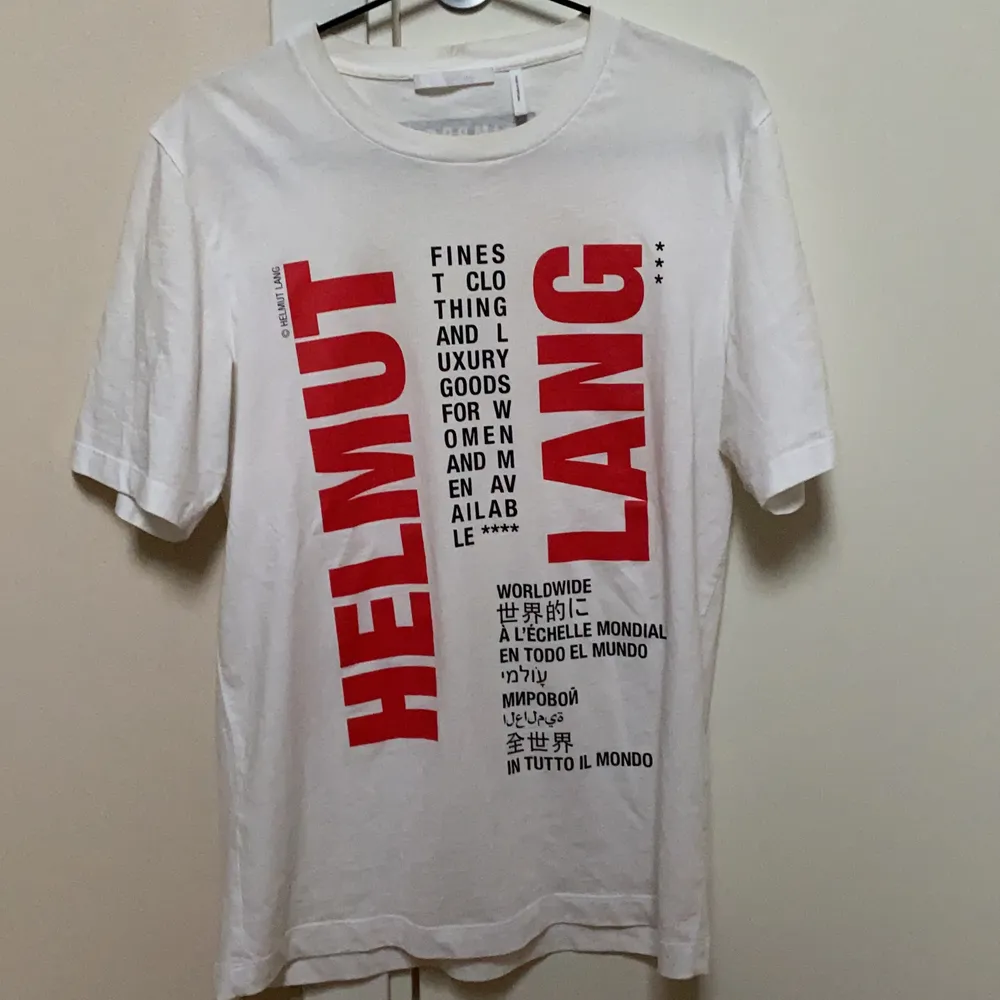 Helmut Lang t-shirt, storlek S, nypris 2000kr.. T-shirts.