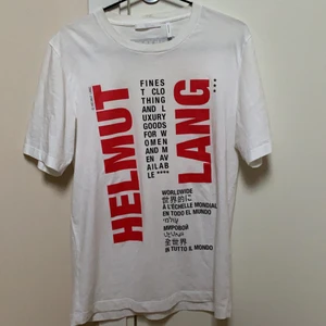 Helmut Lang t-shirt - Helmut Lang t-shirt, storlek S, nypris 2000kr.