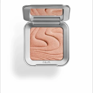R.e.m beauty Highlighter  - Highlighter från r.e.m beauty, Ariana Grandes sminkmärke, i färgen Miss Saturn.  Endast swatchad och öppnad, är alltså i nyskick!   Highlightern är champagne färgad med lite rosa, superfin färg! Nr 08 på andra bilden.   Förhoppningsvis så är det någon här i Sverige som vill testa r.e.m beauty och inte vill betala tull och andra fraktkostnader! 🪐✨  Kan fraktas! 🤍