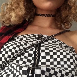 Minikjol alt Crop Top - En rutig minikjol i stolek xs som jag använt som en crop top. Som kjol är den en xs och som top en s/m. Ringen på dragkedjan sitter inte kvar. Pris exklusive frakt. 