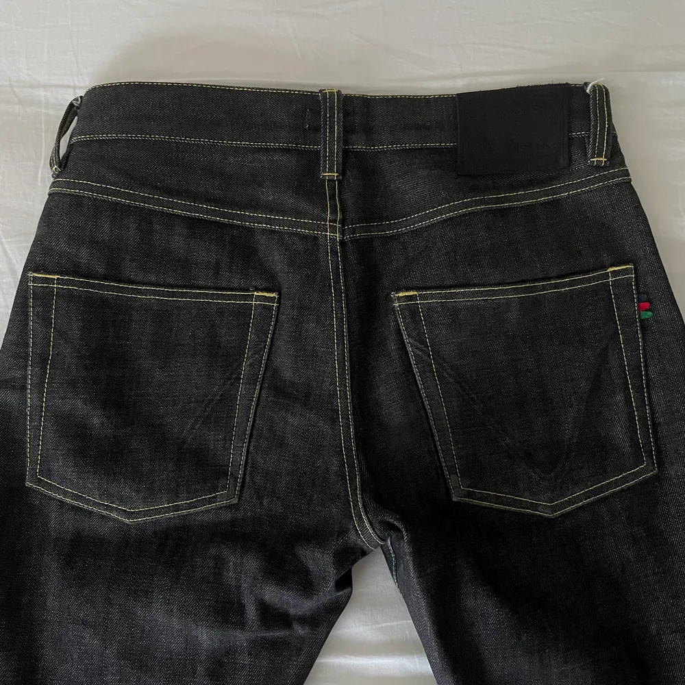 jättefina lowrise jeans från Denim Demon, köpta second hand men i väldigt fint skick. Storlek 30/34 men avklippta, de är lagom långa på mig, jag är 168💕. Jeans & Byxor.