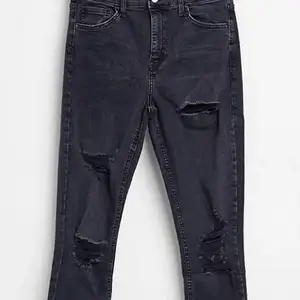 Coola jeans från Zara!! ⚡️ Väldigt stretchiga och sköna men tyvärr för små för mig (därav inga bra bilder, första bilden är lånad). Ganska låga i midjan och har snygga slitningar🤩🤩