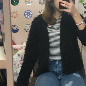 Svart fluffig jacka  - Fin svart fluffig jacka i bra skick. Från ginatricot, säljer pga att jag inte använder den. Om annan frakt önskas löser jag det.