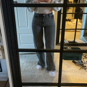 Monki jeans - Säljer dessa jeans från monki. Dessa har varit mina favoritjeans, men tyvärr har de blivit för små. De är lite för långa på mig som är 160. Köparen står för frakten :)  Hör av er vid frågor!🤍