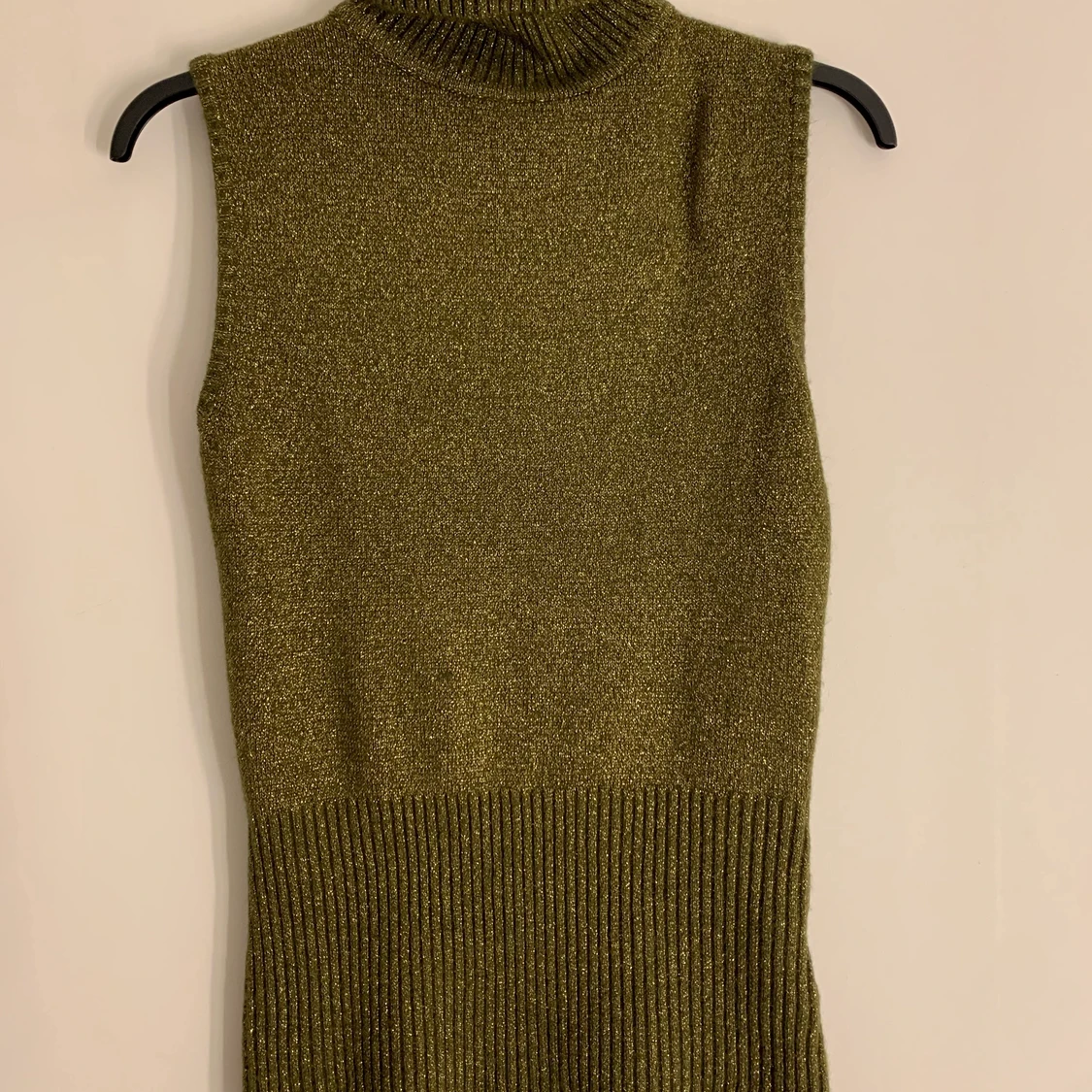 Grönglittrigt stickat pololinne 