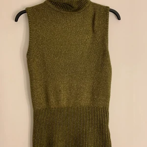 Grönglittrigt stickat pololinne  - Så himla fint köpt secondhand men har inte kommit till användning. Sticks inte👌🏼 storlek framgår inte men som preferens brukar jag ha 36 i toppar. 