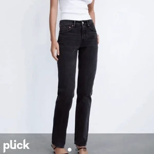 Zara mid rise  - Ett par zara mid rise jeans i färgen svart/grå. Dom är använda fåtal gånger. Haft dom i ca 3 månader. Dom är i storlek 36 men skulle kunna passa en 38 (har satt i frakt pris 66 kr om ni vill ha spårbart men finns frakt för 44 kr) hör av er om ni undrar nått