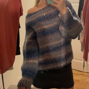 Stickad tröja - Så himla mysig och fin stickad tröja o blått och rosa💗💙 den är lite oversized i storleken och sitter därför sååå snyggt på och passar perfekt nu på vintern!! Köpte denna för runt 1 år sen och har inte använt så mycket men på sista bilden syns skicket. Köparen står för fakten💙💓💙💓
