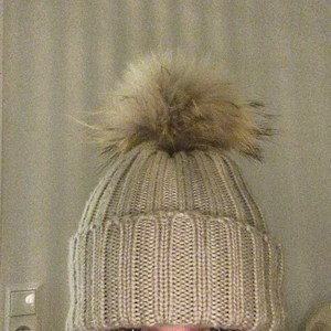 Möss beige med pälsboll - Stickad mössa med äkta pälsboll, mjuk och flexibel, bollen går att ta av