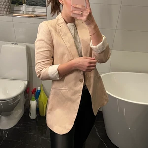 Kavaj från Stockholm  - Ljus rosa kavaj i stl S från märket Stockholm. I nyskick! Nypris: 1199kr 