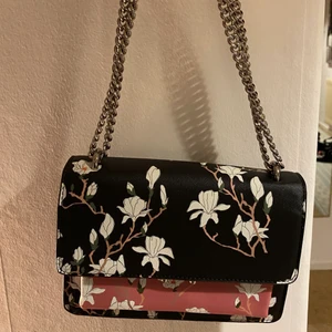 Väska  - Fint skick, bara lite repig vid låset men inget som syns när väskan är stängd 