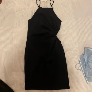 Klänning - Säljer denna oanvända klänning från pull & bear i storlek M. Frakten ingår i priset💕