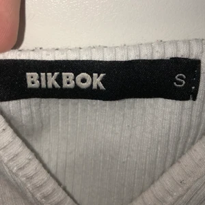 Linne BIKBOK - Säljer nu detta linne pga jag inte ändvänder det. Har andvändt linnet ca 2 gånger eftersom banden är för långa för mig satt linnet åker ner annars är passformen bra och linnet bekvämt. Hör av dig för mer information eller om du är intresserad!💕 !!pris kan diskuteras!!