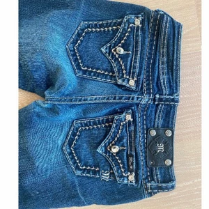 Miss Me Jeans  - Miss Me jeans 27 som blivit för tajta för mig. Längd funkar bra på mig som är 1.68. Jättefina knappar och detaljer :).