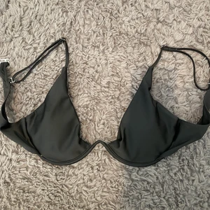 bikinitopp - en jättefin bikinitopp ifrån shein som aldrig kommit till användning! den är lite mindre i storleken, skriv om ni har frågor 💓