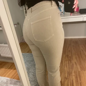 Zara jeans  - Suuuupersnygga jeans från zara. Använda en gång. Nypris ca 350kr. 