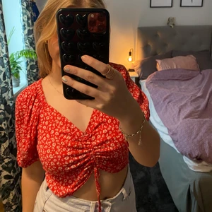 Söt topp - Söt topp från Lindex i storlek M. Banden gör att plagget är justerbart och man kan välja hur kort man vill att toppen ska vara. Inte använt så många gånger, och den är jätteskön att ha på sig❤️‍🔥 100 + frakt!