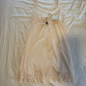 Oddmolly klänning  - Superfin å tunn klänning från Oddmolly. Säljes pga att den inte används, prislapp finns kvar på. Storlek 1/S. Funkar även för Xs. Nypris 699, säljes för 150kr 