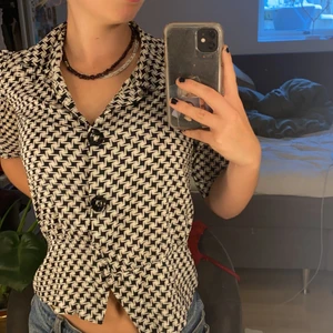 Vintage skjorta   - Säljer denna super söta skjorta med vit/svart mönster och jättefina knappar. Skulle säga att den är en XS-S i storleken, jag brukar ha S i vanligtvis. Skriv om du har frågor elr vill se fler bilder💖💖💖