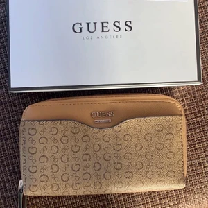 Guess plånbok  - Knappt använd guess plånbok med orginlbox💕