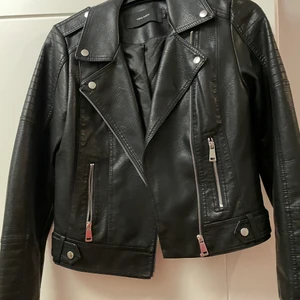 Skinjacka  - En helt oanvänd skinjacka från Vero Moda i nyskick, stl M