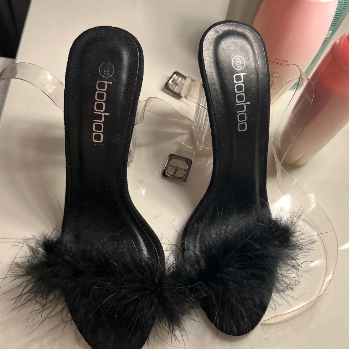 Klackskor med päls från Boohoo