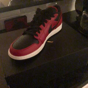 Air Jordan 1 low gym/red - Ett par nästan helt nya air Jordan 1 low. Har använt dom Max 5 gånger. Lite skit under dom på sulan se bild 2. Annars är dom väldigt bra skick