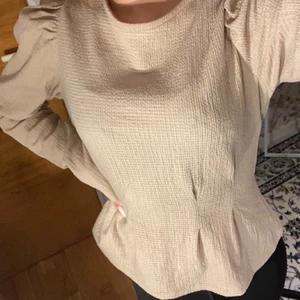 Tröja/topp  - Tröja från NA-KD med söm i midjan går ner till halva rumpan 