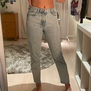 Ett par mom jeans från Gina Tricot💞 Storlek: 36. Använd fåtal gånger! Säljer för 150kr🌟 Köparen står för frakten. 