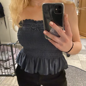 Grå topp - Jättefin grå topp från American Eagle! Knappt använd samt axelband tillkommer som man kan kroka fast💕