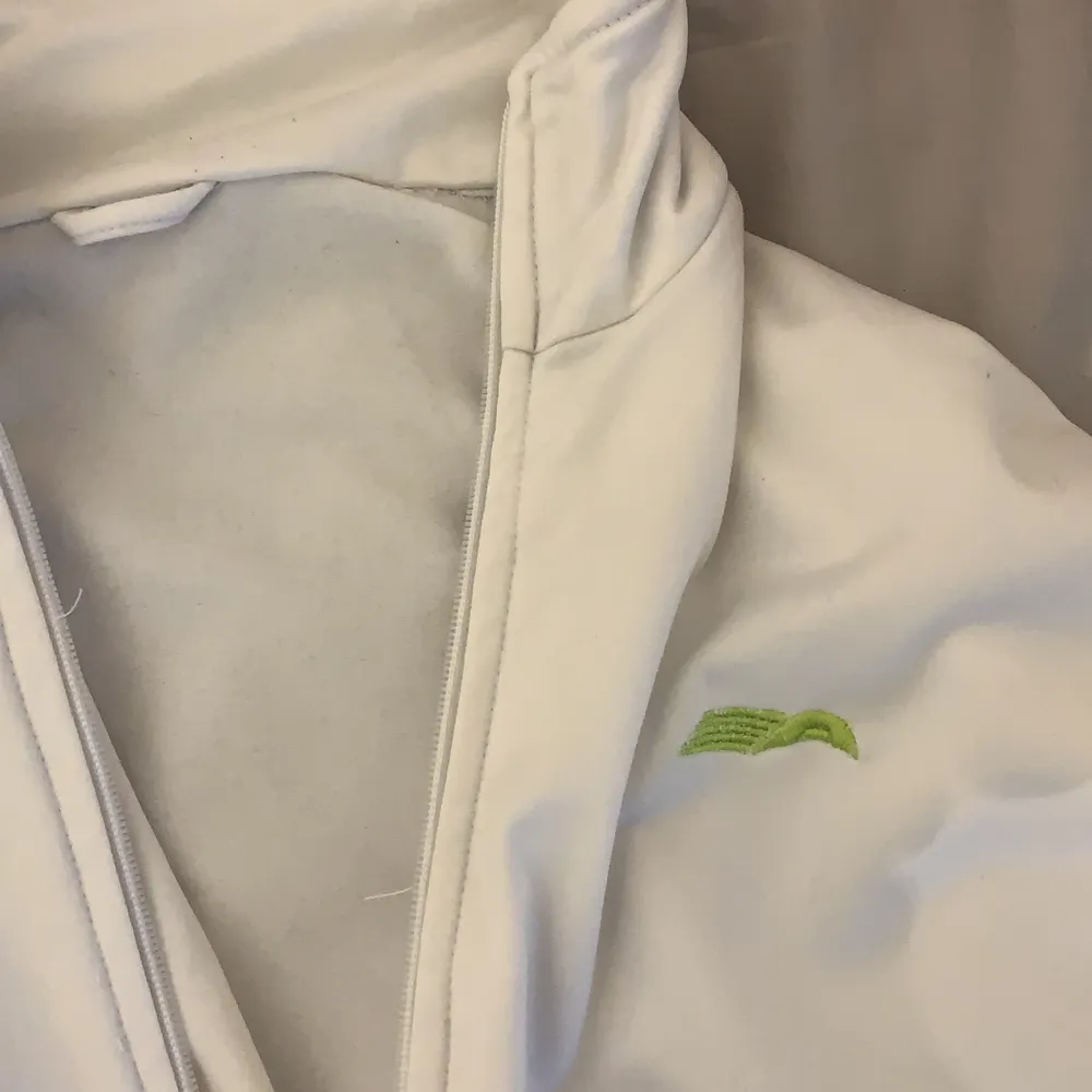 vit zip up i bra skick i ganska tunnt material. grönt märke på framsidan, tror frakten blir 45. Tröjor & Koftor.