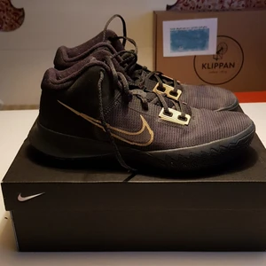 Nike kyrie flytrap IV - Hej! Säljer jag mina nike kyrie flytrap IV skor. Jag säljer de för att jag har växt ur de. De är i nyskick, använda ett fåtal gånger. Kan även tänka mig ett byte, hör av dig om du har något att byta. Om du vill byta, så skickar DU först, inte jag