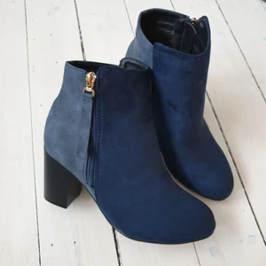 Klackskor - Ett par fina klackskor i strl 39, helt oanvända :)💙Köparen står för frakt