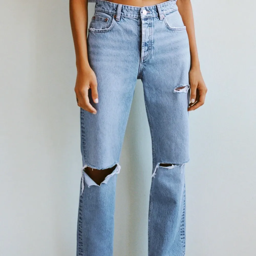 säljer dessa raka medelhöga jeans från Zara som är slutsålda, skriv för mer bilder💓💓. Jeans & Byxor.
