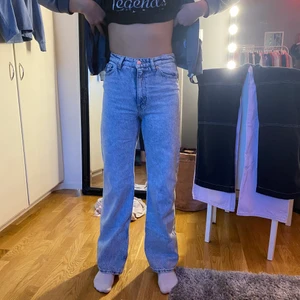 Ljusblåa jeans - Ljusblåa MOM jeans från Monki. Köpta för 600kr säljer för 300kr. Använda få gånger, inga slitningar. Modellen på bilden är 1,69 lång.