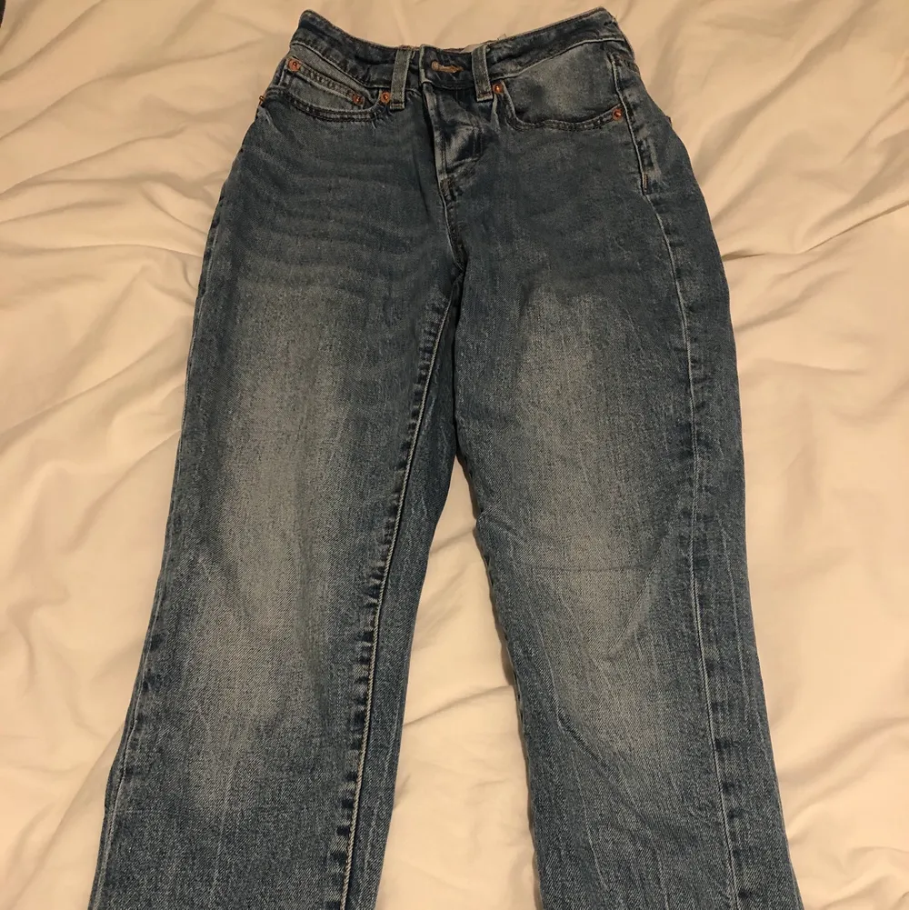 Säljer mina super snygga och sköna mom jeans som jag använde förra sommaren men som inte längre än min stil. Dom sitter snyggt och har inga skador alls🤍. Jeans & Byxor.