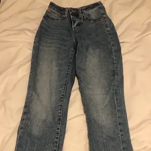 Säljer mina super snygga och sköna mom jeans som jag använde förra sommaren men som inte längre än min stil. Dom sitter snyggt och har inga skador alls🤍
