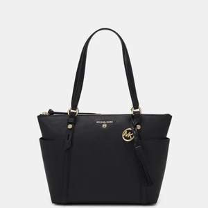 Michael kors  - Säljer min fina michael kors väska då den inte används längre,den är äkta och du får även med dustbag, fler bilder fås i meddelande här på plick😊