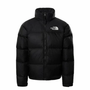 North face jacka - Nuptse Jacket. Storlek M. Inköpt på JD sports för 3099. Ca 1 år gammal
