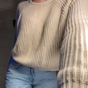 Beige stickad tröja  - Beige stickad tröja ifrån FB sister! Använd men bra skick!❤️