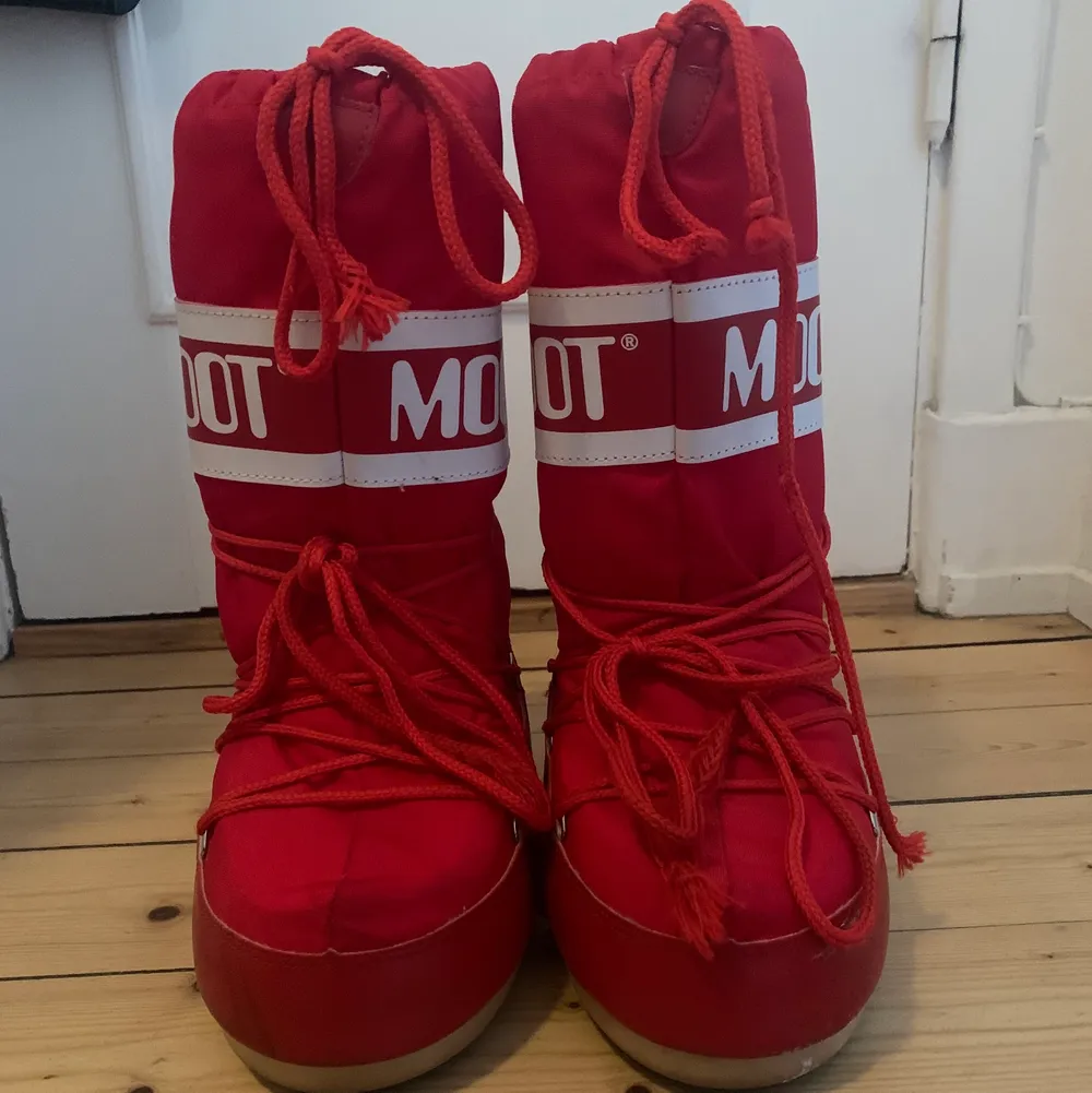 Asballa röda moonboots köpta för ett par år sedan. Jag har använt dem under två sportlovsveckor, har legat förvarade i en garderob i 3 år. Storlek 35/38 ❤️. Skor.