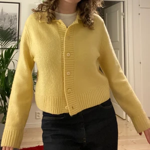 Gul kofta - Stickad gul kofta från Monki :)