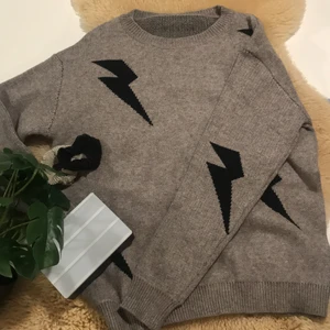 Tröja - Urrrr snyggg tröja säljer jag! Den är super bra till Sthlm stilen❤️ den är storlek xs och är super skön 💓💓 original pris är 209kr men jag säljer den för ca 185kr endast❤️❤️❤️ kontakta mig vid köp 