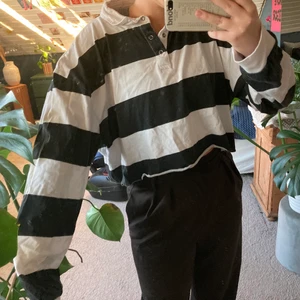 Croppad piketröja - Croppad poketröja från lager 157. Storlek Xl så är oversized på xs-l. Skriv för fler bilder eller frågor💜👌🏻