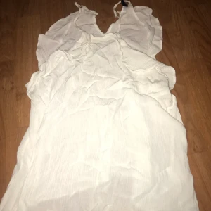 Volang Linne blus  - Jätte fin på sommaren, den är volangig. Storlek S använt nån sommar💞